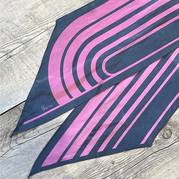 Vintage/Retro Vera Neumann Neck Scarf - Pink and Grey Abstract Striped Wing Tip. - Picture 4 of 6